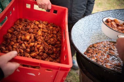 Proces škvarenia slaniny v hrnci