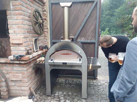 Schéma prierezom rôznych typov pecí na pizzu (drevo, plyn, elektrická) s naznačenými teplotnými zónami