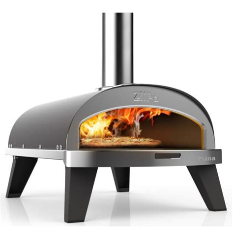 Pec na pizzu na drevo s horiacim drevom a pizzou vo vnútri