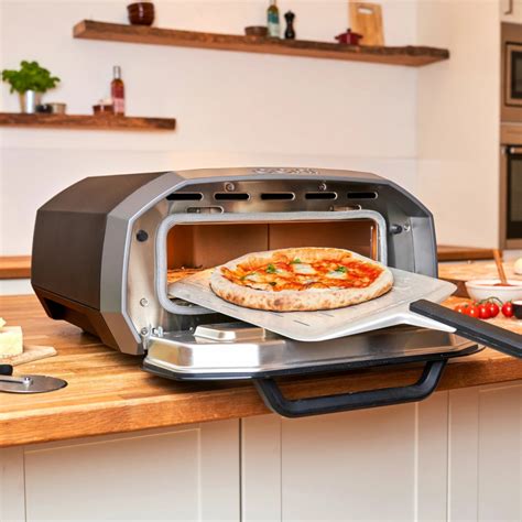 Moderne vyzerajúca elektrická pec na pizzu v kuchynskom prostredí