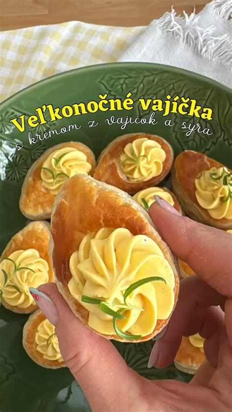 Nastrúhaný syr a vajíčka na prípravu zálievky