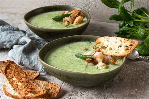 krémová špenátová príloha v miske s parmezánom