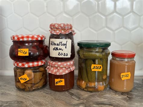 klasické mason jars rôznych veľkostí na kuchynskej linke