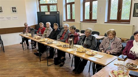 Ilustračná fotografia seniorov pri obede