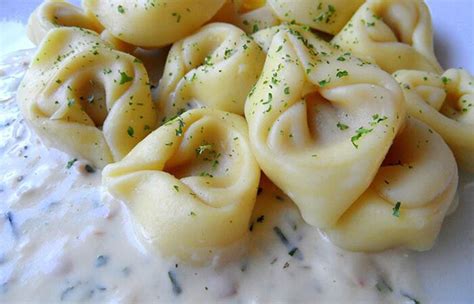 Tortellini so syrovou omáčkou a bylinkami