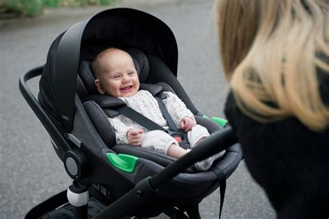Bábätko ochutnávajúce svoju prvú obilninovú kašu
