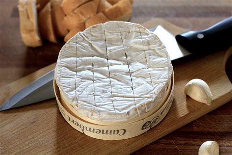 Syr camembert v drevenej krabičke