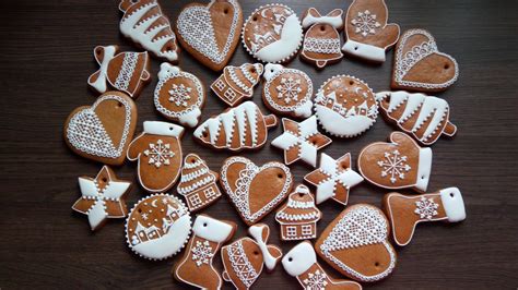 Ilustrácia rôznych vianočných medovníkov a vykrajovačiek