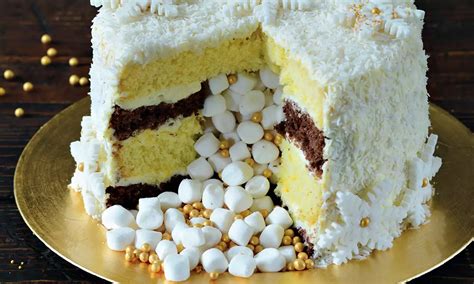 Vkusne naplnená torta s rôznymi vrstvami