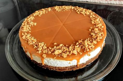 Karamelový cheesecake na tanieri