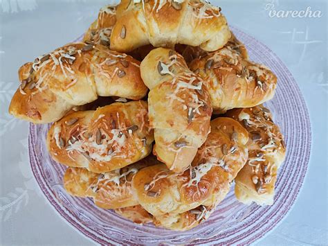 kysnuté rožky plnené syrom na drevenej doske