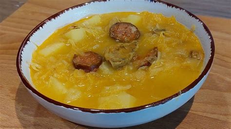 Základ kapustnice s opraženou cibuľou a klobásou