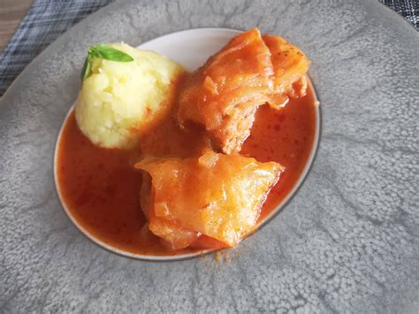 Suroviny na plnenú kapustu: mäso, ryža, kapusta, paradajkový pretlak