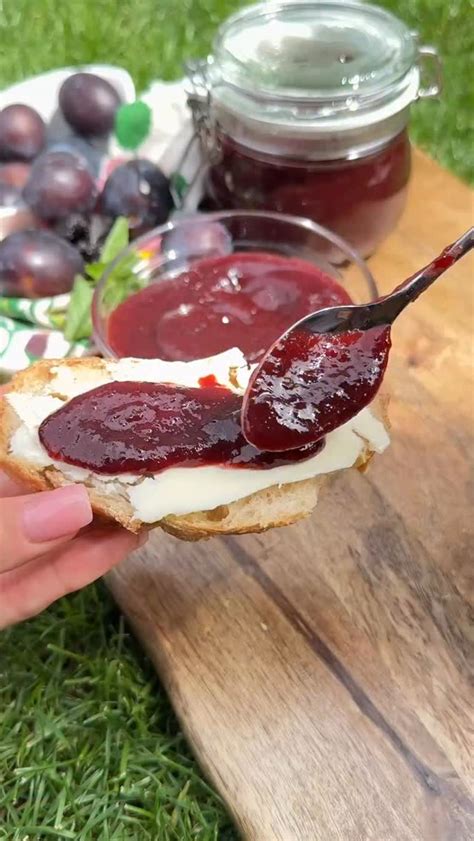 Domáci slivkový džem v pohári a na toaste