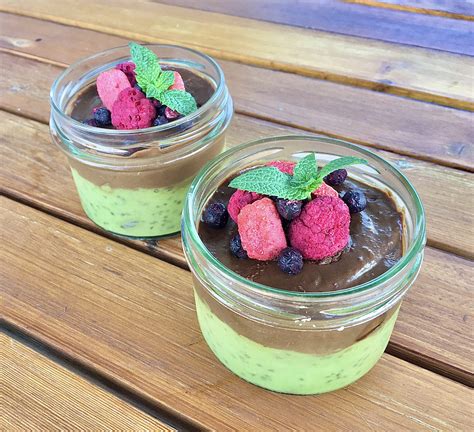 Avokádový čokoládový puding ozdobený orieškami