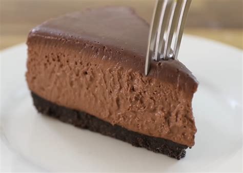 Hotový čokoládový cheesecake pripravený na konzumáciu