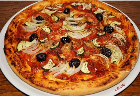 Upečená pizza s rôznymi prísadami