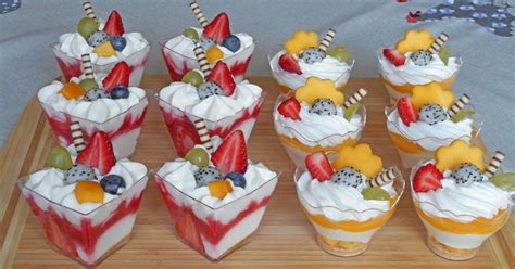 Koláž nepečených dezertov: tiramisu, cheesecake, ovocný pohár