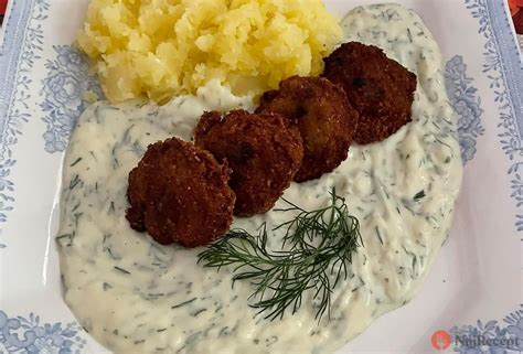 Servírované fašírky s paradajkovou omáčkou a zemiakovou kašou