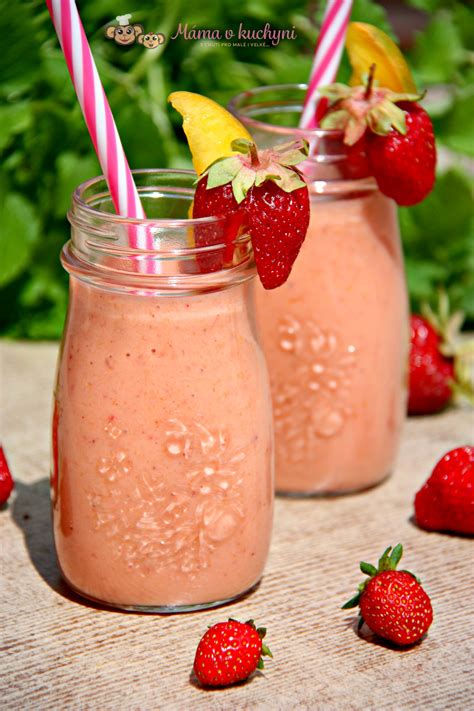 Farebné jahodové smoothie v pohároch