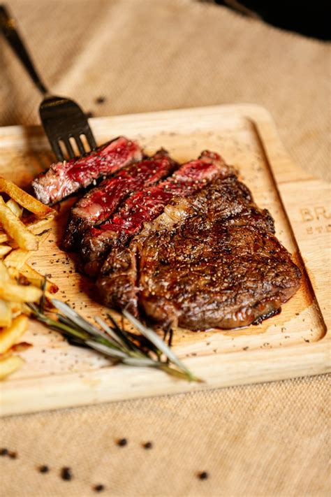Rôzne druhy hovädzieho mäsa vhodné na steak s vyznačeným mramorovaním