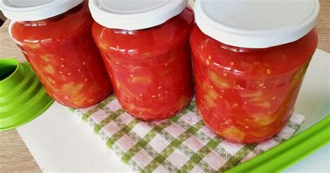 Domáca zaváraná paradajkovo-papriková zmes v pohároch