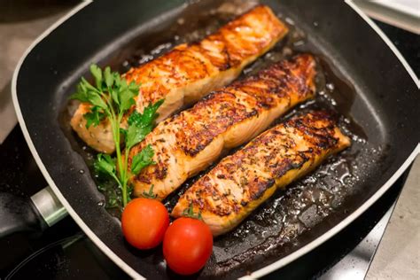 Ingrediencie pre zapečeného lososa s paradajkami