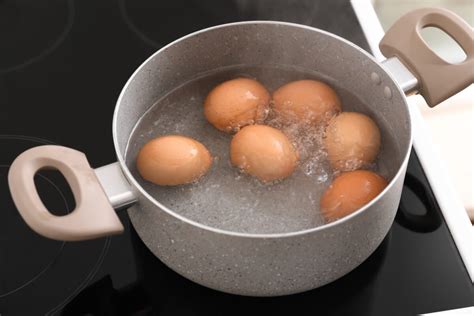 Rýchle schladenie vajec s ľadom pre ľahšie lúpanie