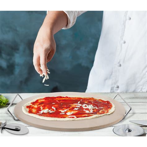 Keramický kameň na pečenie pizze Leifheit s rukoväťami a pizzou