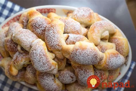 Čerstvo upečené plnené rožky