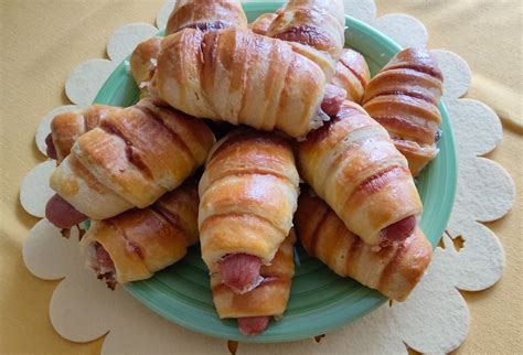 Slané plnené rožky s párkom a nivou