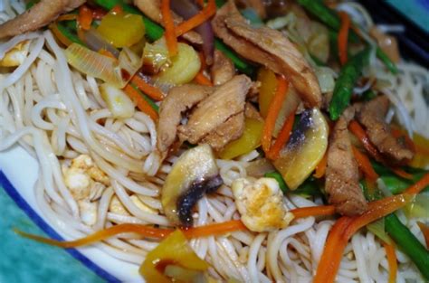 Hotové jedlo so soba rezancami, lososom a zeleninou
