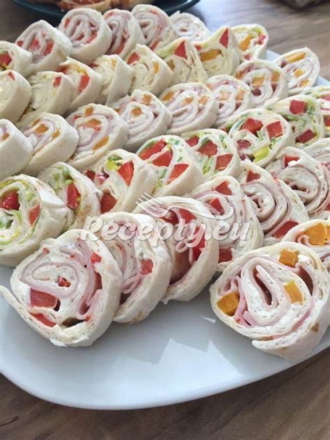 Tortillové jednohubky s pestrými náplňami, naaranžované na tanieri