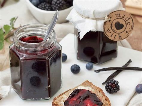 Domáca čučoriedková marmeláda v zaváracích pohároch