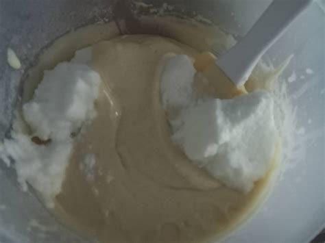 Vmiešanie múky do piškótového cesta