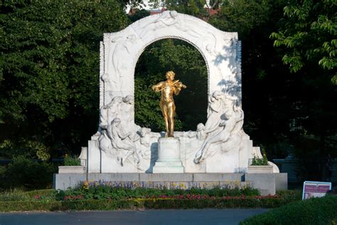 Pozlátený pamätník Johanna Straussa mladšieho v Stadtparku