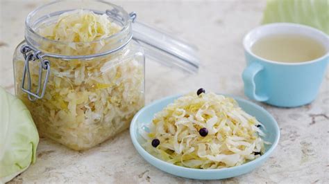 tradičný sud na kvasenie kapusty v pivnici
