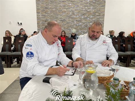 Pódium s hosťami a porotou na súťaži varenia pirohov
