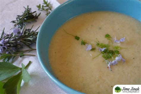 Zloženie jogurtového dipu s čerstvými bylinkami
