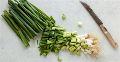 Pažítka a jarná cibuľka nasekané nadrobno