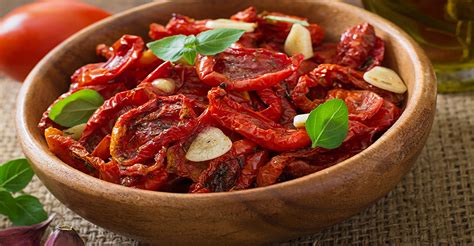 Nasekané sušené paradajky s bazalkou