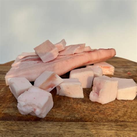 Surová slanina pripravená na krájanie