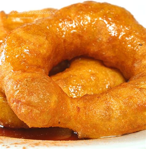 Picarones s hustým sirupom na pouličnom trhu