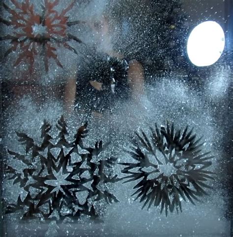 Dekorácia z papierových snehových vločiek na slávnostnom stole