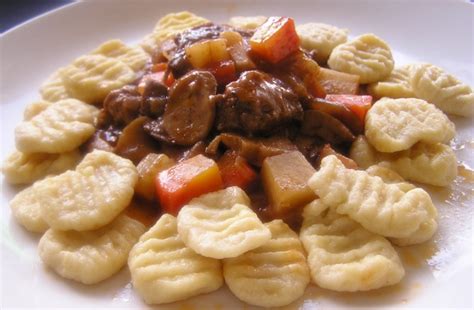 Ragú z diviaka s gnocchi na tanieri