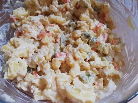 Detailný pohľad na miešanie ingrediencií do šalátu