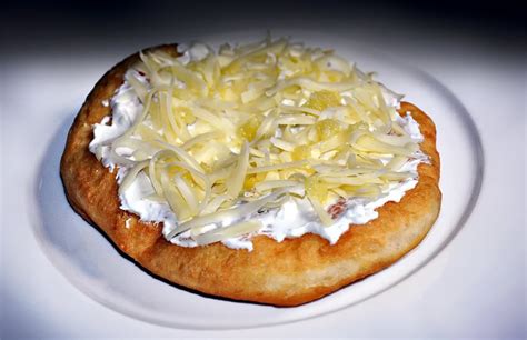 domáce špaldové langoše s cesnakom a syrom