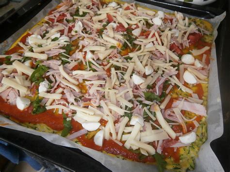 Pizza s cestom z cukety s rôznymi polevami