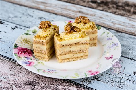 Detail grilážovej torty s krémom a orechmi