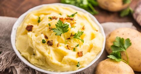 Ingrediencie na zemiakovú kašu: zemiaky, maslo, mlieko, soľ